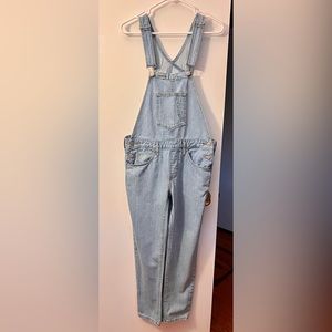 Size small ladies Levis’s overalls in beautiful shape!  Perfect time to wear it!